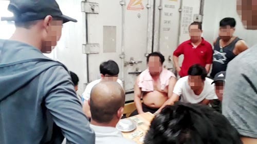 Bán mạng chở hàng sang Trung Quốc: Sa chân vào cạm bẫy - 1
Một nhóm tài xế bị các đối tượng ở chợ Pò Chài - Trung Quốc dụ dỗ đánh bạc, sau đó cho vay nặng lãi
