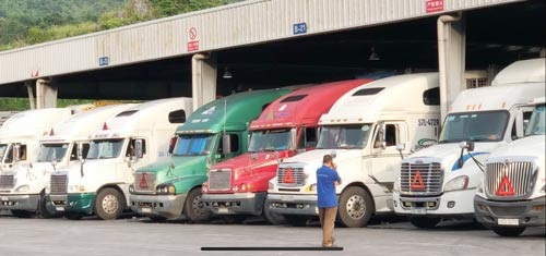 Bán mạng chở hàng sang Trung Quốc: Sa chân vào cạm bẫy - 2
Xe container chở hàng từ Việt Nam tập kết ở chợ Pò Chài - Trung Quốc