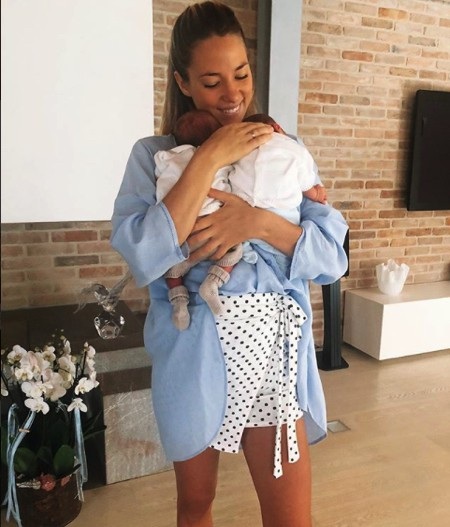 Mới sinh con, bà xã của Morata đã khoe vẻ đẹp rạng ngời - 2 Bà xã Morata tỏ ra rất đảm đang