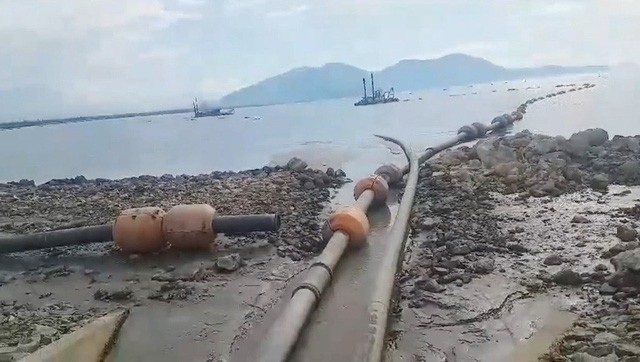 Thêm gần 2 triệu khối bùn chuẩn bị đổ vào khu vực Chân Mây - 1 Nghi vấn nước bùn từ gần 1 triệu khối bùn tập kết phía trong bờ ở Dự án đê chắn sóng cảng Chân Mây giai đoạn 1 đã hòa vào dòng nước làm hơn 2,7 triệu con tôm người dân xã Lộc Vĩnh chết bất thường