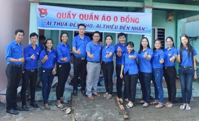 “Quầy quần áo 0 đồng” của tuổi trẻ Sóc Trăng - 1
Các bạn trẻ trong nhóm Trần Văn Ơn tham gia rất nhiệt tình.