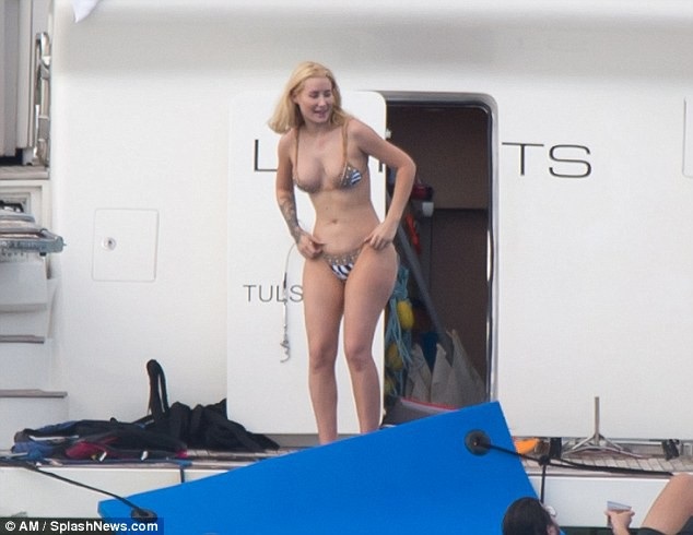 Iggy Azalea khoe vòng ba ngoại cỡ - 9
Về âm nhạc, Iggy tiết lộ cô đặc biệt hâm mộ Tupac. Tôi đã bị ám ảnh một cách dữ dội. Tôi có mọi bức ảnh về Tupac trên tường nhà. Nữ ca sỹ 28 tuổi nói, cô trở nên ám ảnh với nhạc rap ở tuổi 11 sau khi nghe bài hát của Pac Baby Dont Cry (Keep Ya Head Up II). Đến năm 14 tuổi, Azalea đã viết những bài hát đầu tiên của riêng mình