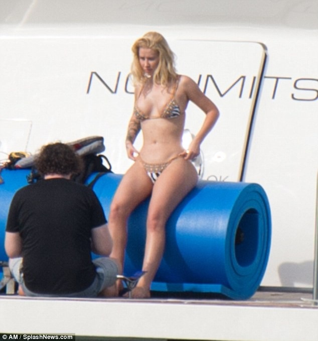 Iggy Azalea khoe vòng ba ngoại cỡ - 10
Iggy đã nỗ lựchết mình theo đuổi đam mê âm nhạc. Cô ấy bỏ học vào năm 2006, ngay trước khi bước sang tuổi 16, và tới Mỹ lập nghiệp mà không có cha mẹ đi cùng. Ban đầu, Iggy sống ở Miami, cô nói với bố mẹ đó chỉ là 1 kỳ nghỉ nhưng sau đó cô đã quyết định sẽ không trở về nhà nếu không có sự nghiệp