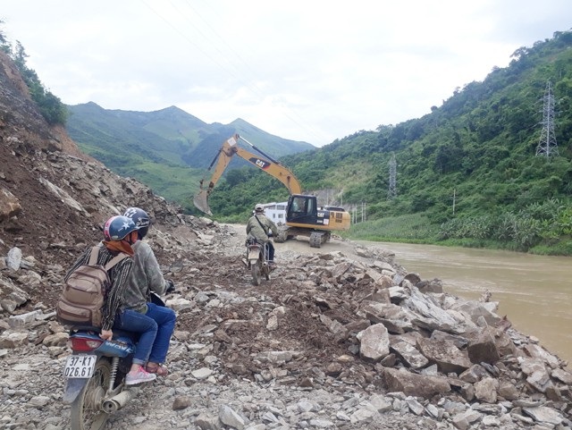 Chênh vênh đi trên đường vành đai biên giới sau bão số 3 - 12 Máy móc được huy động để sửa chữa các đoạn xung yếu