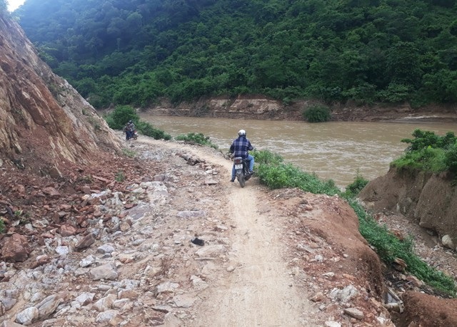 Chênh vênh đi trên đường vành đai biên giới sau bão số 3 - 10 Đất đá trên núi vẫn tiếp tục sạt trượt, trong đó phía ta luy âm của đường nguy cơ sạt lở vẫn hiện hữu khiến giao thông đi lại hết sức khó khăn, nguy hiểm