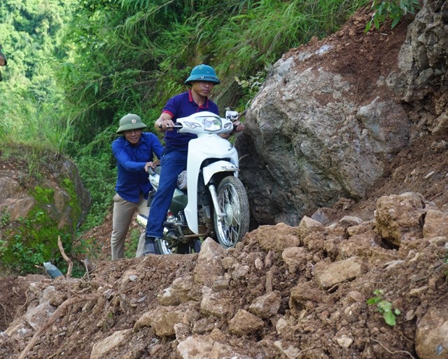 Chênh vênh đi trên đường vành đai biên giới sau bão số 3 - 3 Chênh vênh đi trên đường vành đai biên giới sau bão số 3 - 3