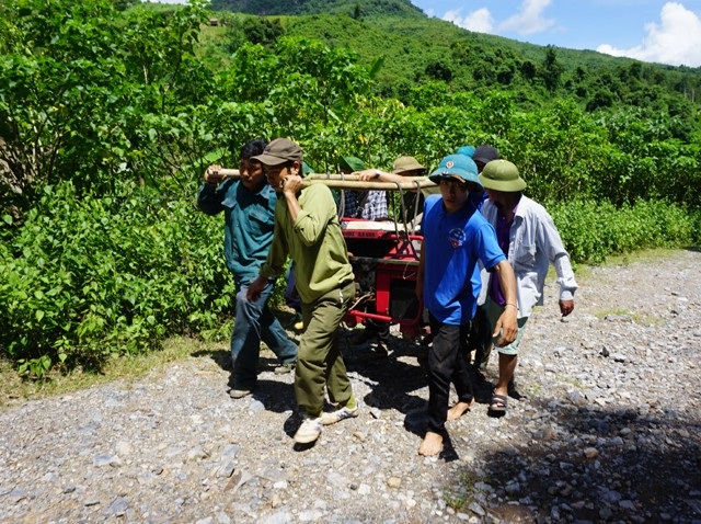 Chênh vênh đi trên đường vành đai biên giới sau bão số 3 - 5 Huy động máy nổ ngược núi khoan đá, nhồi mìn phá đá giải phóng điểm ách tắc