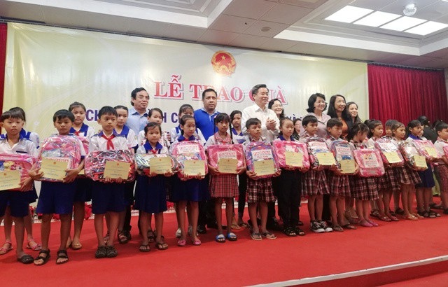 Phó Chủ tịch nước Đặng Thị Ngọc Thịnh cùng lãnh đạo tỉnh Bạc Liêu trao quà cho các em học sinh.