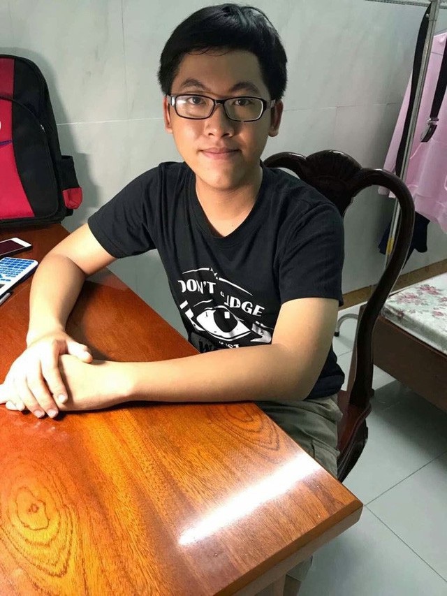 Thủ khoa ĐH Sư phạm TPHCM là thí sinh duy nhất đạt điểm 10 Toán ở TPHCM - 1 Nguyễn Trần Công Đạt là thí sinh duy nhất đạt điểm 10 môn Toán ở TPHCM trong kỳ thi THPT quốc gia 2018 (ảnh NVCC)