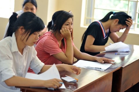 Phải giữ kỳ thi THPT quốc gia để tránh cán bộ giáo dục "tra chân vào cùm"? - 1
Không cần phải tổ chức kỳ thi vào đại học vừa tốn kém, gây căng thẳng cho xã hội.