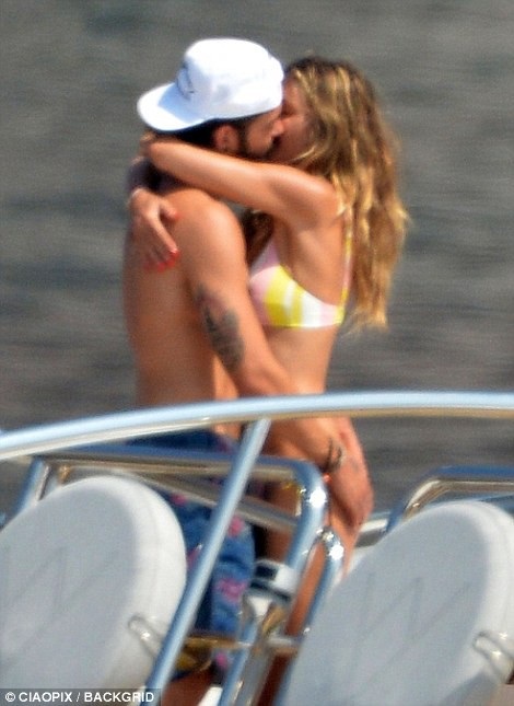 Heidi Klum tình tứ bên bạn trai kém 17 tuổi - 4
Cặp đôi đã công khai dự một số sự kiện tại LHP Cannes năm nay