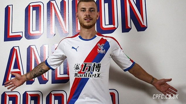 10 ngôi sao trẻ đáng theo dõi nhất Premier League mùa 2018/19 - 8
Max Meyer từng được đánh giá là thần đồng của bóng đá Đức. Thậm chí, ở mùa giải trước, dù bị kéo xuống đá tiền vệ phòng ngự nhưng cầu thủ này vẫn thi đấu rất tốt (là cầu thủ thu hồi bóng tốt thứ 2 ở Bundesliga). Dù vậy, bất đồng với CEO của Schalke, Christian Heidel đã khiến Max Meyer quyết định từ chối gia hạn hợp đồng và tự do ra đi. Mùa Hè này, Max Meyer đã bất ngờ từ chối nhiều CLB lớn để chuyển tới thi đấu cho Crystal Palace. Cầu thủ này thực sự là gương mặt đáng để theo dõi.