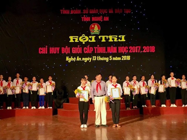 Chỉ huy Đội xuất sắc, học giỏi tiếng Anh nuôi ước mơ trở thành nhà ngoại giao - 2 Võ Hà Lam (bên phải) xuất sắc giành giải Nhì tại Liên hoan Chỉ huy Đội giỏi cấp tỉnh năm học 2017-2018