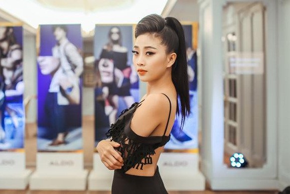 MC Chuyện đêm muộn: “Nếu bạn trai không cầu hôn, tôi sẽ chủ động làm điều đó” - 2 Trong tình yêu, Liêu Hà Trinh là người có xu hướng cho đi. Ngày xưa còn non dại, cho bao nhiêu thường tham lam hồi đáp, ước được nhận bấy nhiêu nên thất vọng đều đều. Dần dần cô nhận ra, không kỳ vọng, sẽ không thất vọng. “Tôi giờ có cho đi cũng chẳng vì có được lời lãi hay không, mà chỉ trao tặng vì chính mình muốn vậy. Tâm lý thả lỏng hơn, ấy thế mà nhận nhiều hơn”.