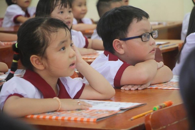 Dạy trẻ chưa biết chữ trước bằng... dọa dẫm? - 2
Ngày đầu tiên đến trường của học sinh lớp 1 trở nên khó khăn hơn lúc nào hết vì việc học chữ trước hay không (ảnh minh họa)