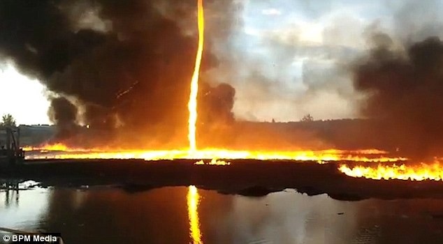 "Lốc xoáy lửa" bốc cao gần 15 m trong vụ cháy nhà máy tại Anh - 1 Lửa cuộn thành lốc xoáy trong vụ hỏa hoạn nhà máy Anh (Ảnh: BPM Media)