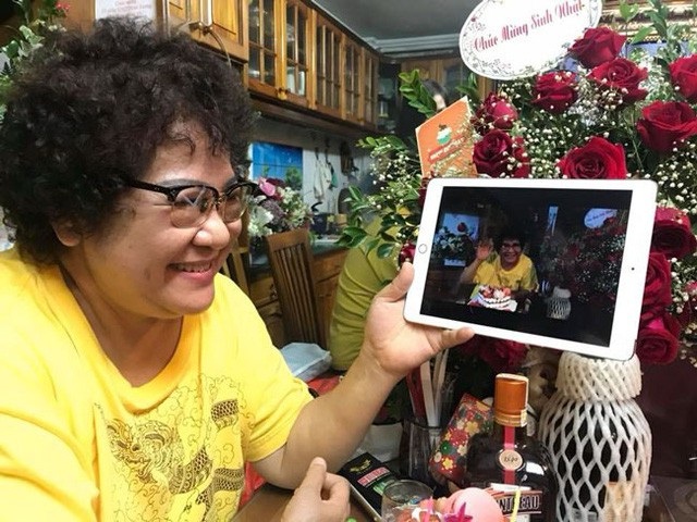 Thuở hàn vi "ở nhà ngập nước, đi xe cà tàng" của các danh hài phía Bắc - 6 NSƯT Minh Vượng vừa đón tuổi mới bên bạn bè.