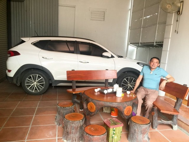 Thuở hàn vi "ở nhà ngập nước, đi xe cà tàng" của các danh hài phía Bắc - 3 Nếu như giờ đây có xe hơi để đi thì thuở trước, Chiến Thắng chỉ có chiếc xe đạp vừa đi vừa... đập.