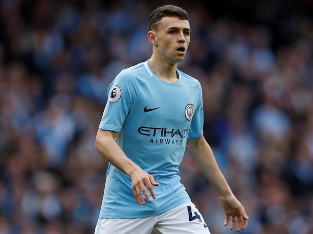 10 ngôi sao trẻ đáng theo dõi nhất Premier League mùa 2018/19 - 4
Từ lâu, cái tên Phil Foden vẫn được xem là niềm tự hào của lò đào tạo trẻ của Man City. Cầu thủ này đã được sử dụng ở các giải đấu cúp và ra sân 5 trận ở Premier League mùa giải trước. Trong trận siêu cúp Anh vừa qua, Phil Foden đã thi đấu khá nhau. Cầu thủ này không chỉ cho thấy khả năng tranh chấp tốt (khóa chặt nhạc trưởng Jorginho của Chelsea) mà còn có nhãn quan chiến thuật nhạy bén. Trong bối cảnh Yaya Toure ra đi, Phil Foden đã được trao cơ hội góp mặt ở đội 1 Man City. Anh được kỳ vọng sẽ tạo ra cú bứt phá ở mùa giải này.