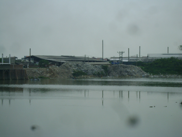 Bài 2 - Nhiều hệ lụy từ những "dòng sông chết” - 1
Hoạt động của các nhà máy sản xuất giấy với công nghệ lạc hậu được xác định là một nguyên nhân chủ yếu dẫn đến việc “bức tử” sông Ngũ Huyện Khê. Ảnh: TL.