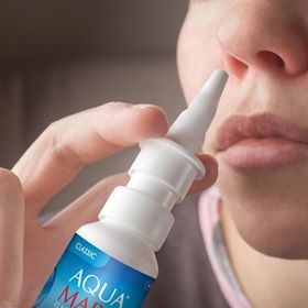 Cách bảo vệ mũi trong thời tiết chuyển mùa - 1 Vệ sinh mũi bằng dung dịch nước biển