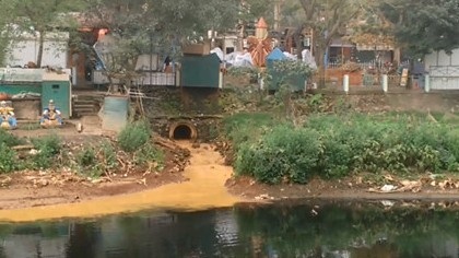 Bài 2 - Nhiều hệ lụy từ những "dòng sông chết” - 2
Một vị trí xả thải trực tiếp ra sông Nhuệ của Công ty TNHH Một thành viên nước sạch Hà Đông. Ảnh: TL