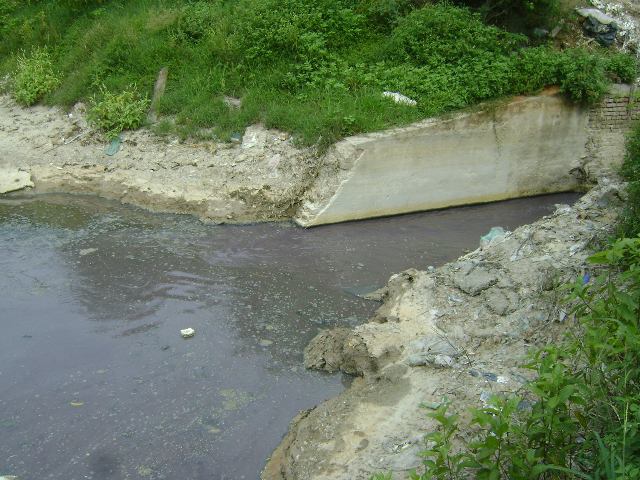 Bài 2 - Nhiều hệ lụy từ những "dòng sông chết” - 3
Việc xả trực tiếp nước thải chưa qua xử lý là nguyên nhân chủ yếu gây ô nhiễm nguồn nước ở các dòng sông hiện nay. Ảnh: TL.