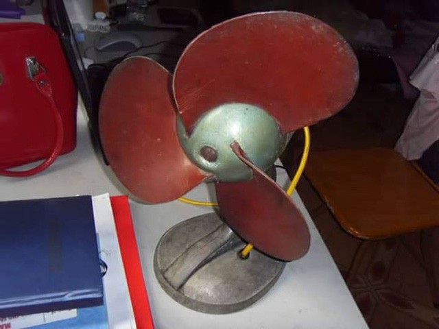 Thuở hàn vi "ở nhà ngập nước, đi xe cà tàng" của các danh hài phía Bắc - 5
Chiếc quạt kỷ vật mà Minh Vượng luôn giữ gìn.
