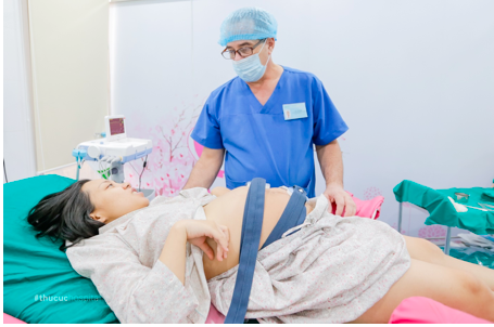 “50 sắc thái” cảm xúc của mẹ bầu đi đẻ - 4 Bác sĩ William – Bác sĩ sản khoa hàng đầu tại Bệnh viện ĐKQT Thu Cúc, người trực tiếp đỡ đẻ cho chị Ngoan