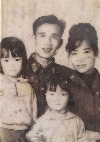 Thuở hàn vi "ở nhà ngập nước, đi xe cà tàng" của các danh hài phía Bắc - 1 Hình ảnh Vân Dung cùng bố mẹ và chị gái thuở xưa.