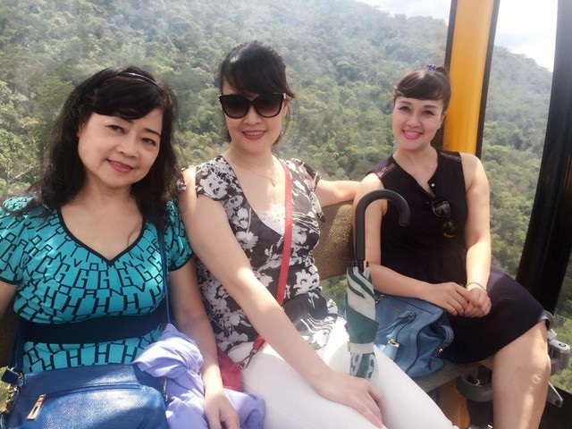 Thuở hàn vi "ở nhà ngập nước, đi xe cà tàng" của các danh hài phía Bắc - 2 Vân Dung cùng mẹ và chị gái khi đã trưởng thành.