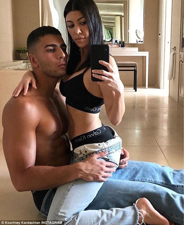 Kourtney Kardashian “đá” bồ trẻ vì bị “cắm sừng” - 1
Kourtney Kardashian chia tay với người tình trẻ Younes Bendjima sau gần 2 năm bên nhau khi phát hiện anh ngoại tình.