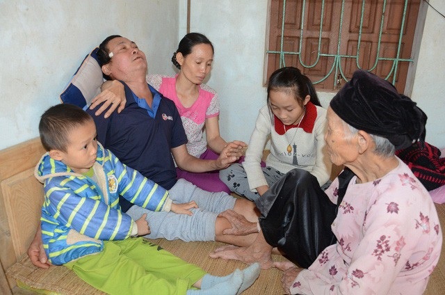Hơn 36 triệu đồng đến với gia đình anh Phùng Văn Út - 2 Thời gian gần đây, căn bệnh phát tác nhiều hơn khiến anh Út bị liệt, không tự đi lại được.