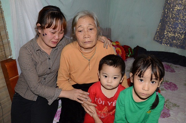 Ánh mắt đáng thương của bé 7 tuổi bị thiểu năng trí tuệ - 9 Nghèo đói, bệnh tật 4 con người khốn khổ này đang đối diện với một tương lai đầy u ám!