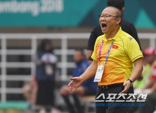 Báo Hàn Quốc tiếc cho Việt Nam sau khi lỡ huy chương đồng Asiad 2018 - 1
Báo Hàn Quốc tiếc cho Việt Nam và HLV Park Hang Seo