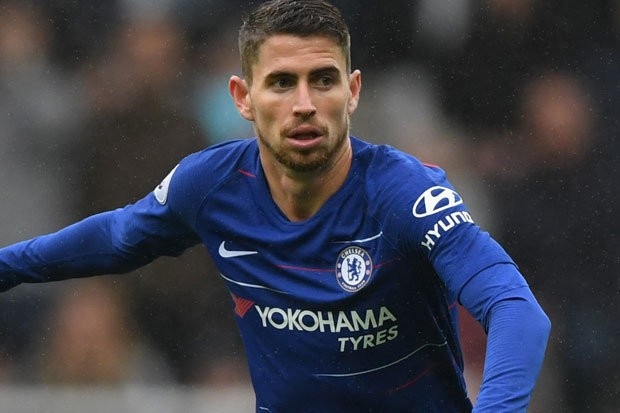 10 bản hợp đồng đắt giá nhất trong kỳ chuyển nhượng mùa Hè 2018 - 9
Sau khi sang Chelsea, HLV Sarri đã chiêu mộ cậu học trò cũ Jorginho từ Napoli. Đây là cầu thủ quan trọng trong chiến thuật Sarri-ball, khi thi đấu trong vai trò tiền vệ kiến thiết lùi sâu. Jorginho là “trái tim” của Chelsea, người điều phối lối chơi của CLB.