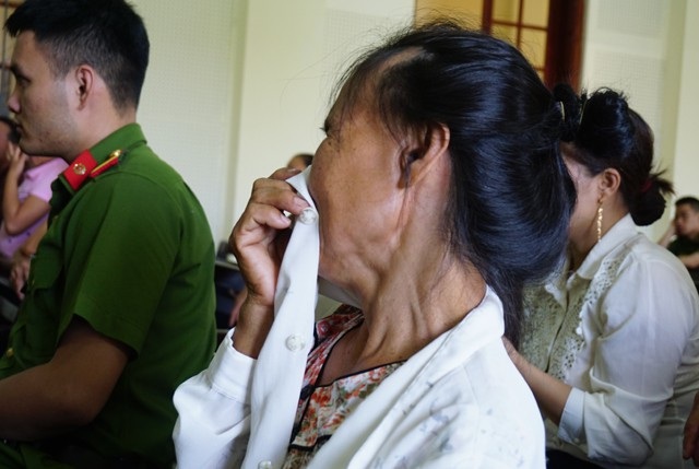 "Công an mà không bắt có khi tôi mất con rồi!” - 2 Bà Vũ Thị Minh bật khóc khi con trai không nhận ra mình