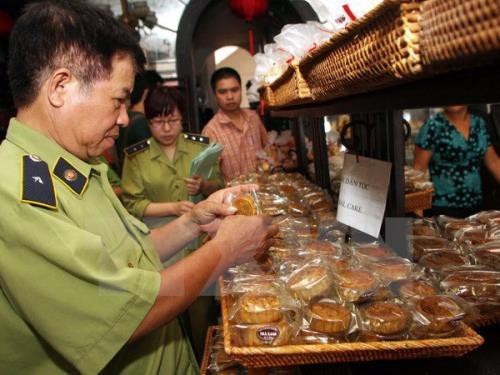 Bánh trung thu dỏm gây hại cho sức khỏe như thế nào? - Ảnh 1. Bánh trung thu dỏm gây hại cho sức khỏe như thế nào? - Ảnh 1.