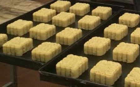 Bánh trung thu dỏm gây hại cho sức khỏe như thế nào? - Ảnh 2. Bánh trung thu dỏm gây hại cho sức khỏe như thế nào? - Ảnh 2.