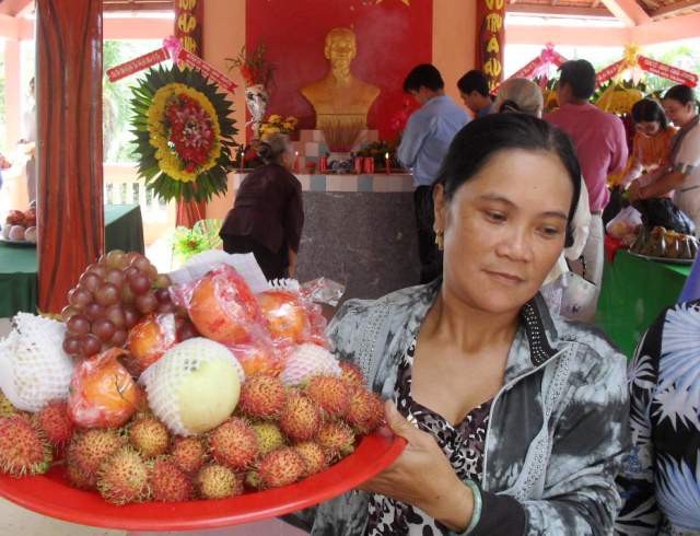 Người dân Cù Lao Dung nhớ Bác Hồ - 3 Những mâm lễ đơn sơ của nhân dân địa phương phương dâng lên Bác trong ngày giỗ.
