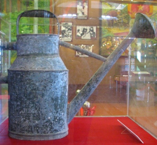 Những hình ảnh về Chủ tịch Hồ Chí Minh tại Đền thờ ở Bạc Liêu - 4 Thùng Bác dùng để tưới cây.
