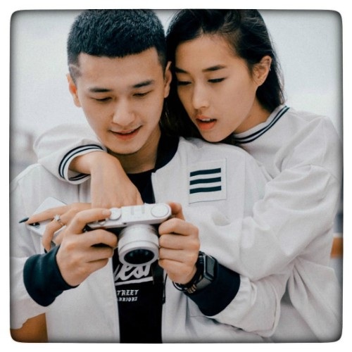 Chia tay Hoàng Oanh, Huỳnh Anh liên tục khoe hạnh phúc bên bạn gái mới - 1 Dạo gần đây diễn viên Huỳnh Anh liên tục khoe ảnh hạnh phúc bên bạn gái mới Y Vân. Điều đáng nói là thời điểm bị nghệ sĩ Việt Hương thẳng thắn chỉ trích việc nam diễn viên bùng show, không tham gia chương trình nhưng không hề thông báo đến ê-kíp khiến đồng nghiệp bị ảnh hưởng tiến độ. Huỳnh Anh lên tiếng thừa nhận lỗi của mình nhưng anh cũng giải thích việc bản thân bị ảnh hưởng tâm lý từ sau khi chia tay Hoàng Oanh, công việc và mọi thứ trục trặc đều bị ảnh hưởng từ chuyện buồn trong cuộc sống.