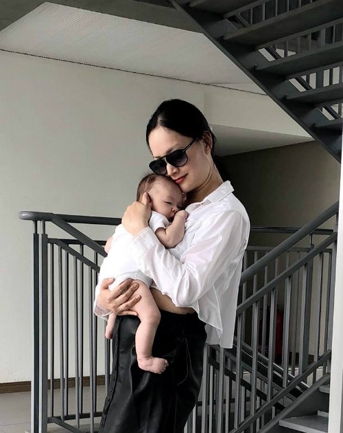 Chia tay Hoàng Oanh, Huỳnh Anh liên tục khoe hạnh phúc bên bạn gái mới - 7 Diễn viên Lan Phương liên tục đăng tải hình ảnh hạnh phúc của hai mẹ con, cô chia sẻ từ khi sinh, con gái đã chu du cùng mẹ khắp nơi: Mẹ con em về lại Sài Gòn rồi, yêu nhà thật của em quá. Có em bé nào bay 3 chuyến khứ hồi trong 3 tháng tuổi đời như em không nhỉ?.