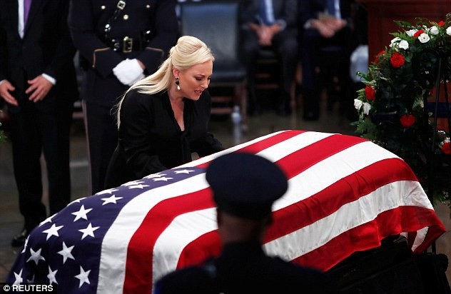 Những hình ảnh cảm động tại lễ viếng Thượng nghị sĩ John McCain - 5 Con gái ông McCain, cô Meghan McCain, không thể kiềm chế cảm xúc đau buồn, bật khóc giữa lễ viếng.