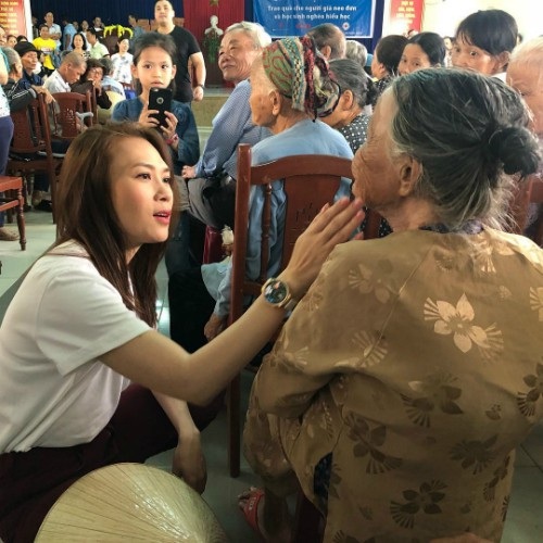 Chia tay Hoàng Oanh, Huỳnh Anh liên tục khoe hạnh phúc bên bạn gái mới - 8 Mỹ Tâm nhận được nhiều tình cảm của khán giả trong hình ảnh đẹp này, cô ăn mặc giản dị, ngồi trò chuyện cùng các cụ già khi đi làm từ thiện.