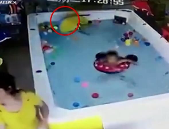 Mải nhắn tin, mẹ để con gái đuối nước trong bể bơi mừng sinh nhật 1 tuổi - 1 Vụ việc xảy ra vào ngày 31/7 vừa rồi