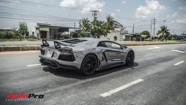 Ông Đặng Lê Nguyên Vũ bán siêu xe độc nhất vô nhị sau hành trình tặng sách? - 4
Lamborghini Aventador LP700-4 sử dụng khối động cơ V12, dung tích 6,5 lít, sản sinh công suất tối đa 700 mã lực và mô-men xoắn cực đại 690 Nm. Sức mạnh của động cơ được truyền tới cả bốn bánh thông qua hộp số tự động 7 cấp ISR, nhờ đó, siêu xe độ này có thể tăng tốc từ vị trí xuất phát lên 100 km/h chỉ trong khoảng thời gian 2,9 giây trước khi đạt vận tốc tối đa 349 km/h.