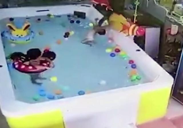 Mải nhắn tin, mẹ để con gái đuối nước trong bể bơi mừng sinh nhật 1 tuổi - 5 Người mẹ hoảng sợ kéo con lên bờ