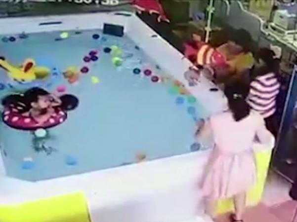 Mải nhắn tin, mẹ để con gái đuối nước trong bể bơi mừng sinh nhật 1 tuổi - 6 Nhân viên hồ bơi lúc này mới chạy ra giúp đỡ