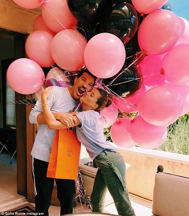 Sofia Richie gợi cảm đi ăn tối - 7
Danh ca Lionel Richie cũng không quên tặng quà con gái cưng Sofia Richie